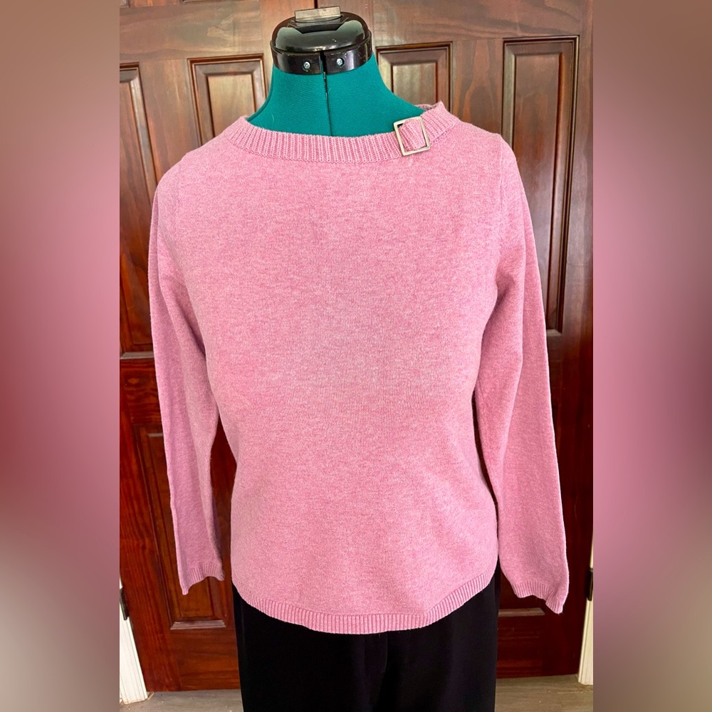 Liz Claiborne pink scoop neck sweater, size M.